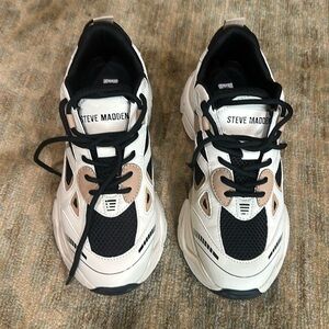 EUC Steve Madden Possession Sneakers